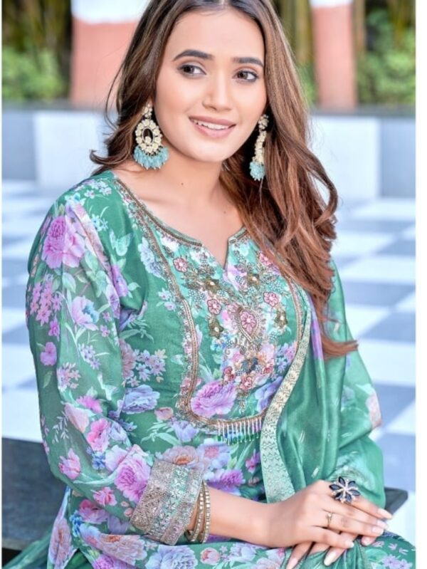 Elegant Women’s Suit Set Adorned with Embroidery