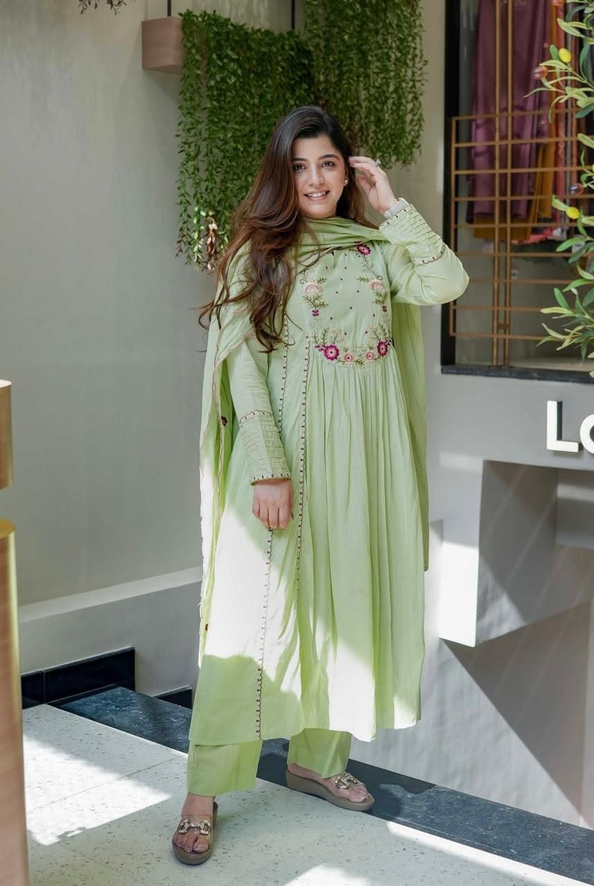 Elegant Chanderi Silk Embroidered Kurta Pant Dupatta Set for Women - Image 3