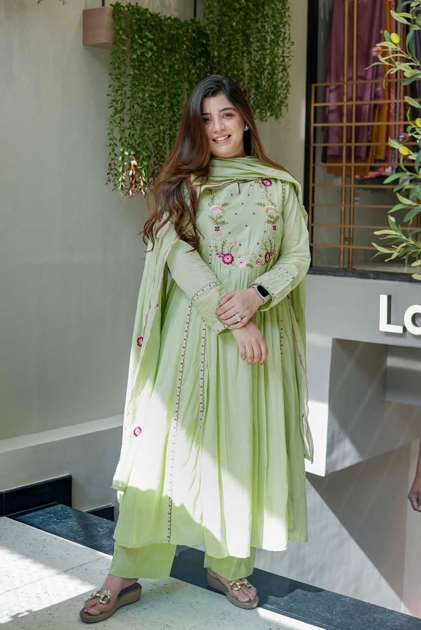Elegant Chanderi Silk Embroidered Kurta Pant Dupatta Set for Women - Image 2